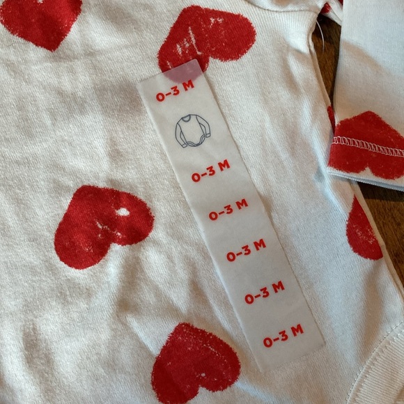 NEW Old Navy Baby Heart Long Sleeve Onesie BodySuit 0-3 Months - Picture 6 of 9